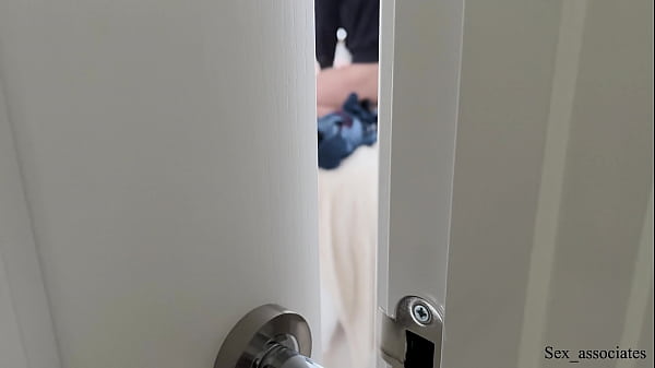 मैं अपने रूममेट को अपनी नई जोरदार गर्लफ्रेंड की चुदाई करते हुए सुनते हुए पकड़ा गया।