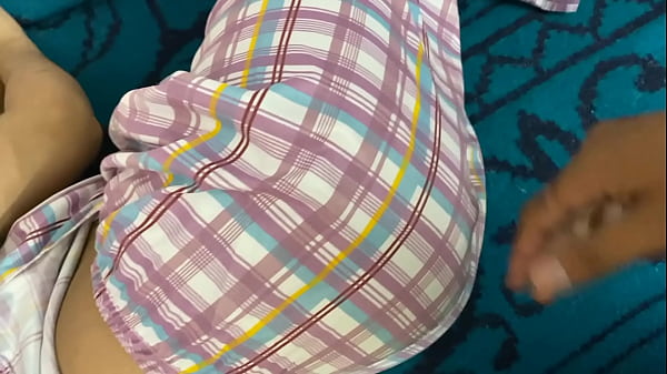 La ragazza teenager sveglia balla in teenager