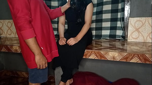Kamwali Bai 未婚女孩在厨房打扫卫生时被从后面 xxx 操