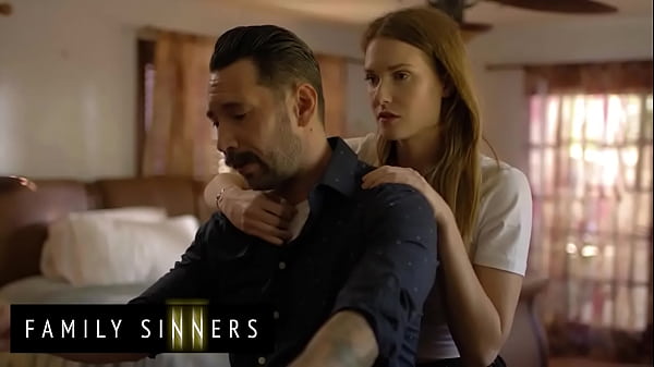 Ashley Lane è arrapata e sola a letto aspettando che Tommy le riempia la figa affamata - Family Sinners