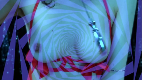 Una teenager bruna sexy si spoglia