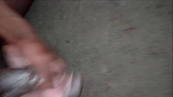 Chica joven sensual plantea