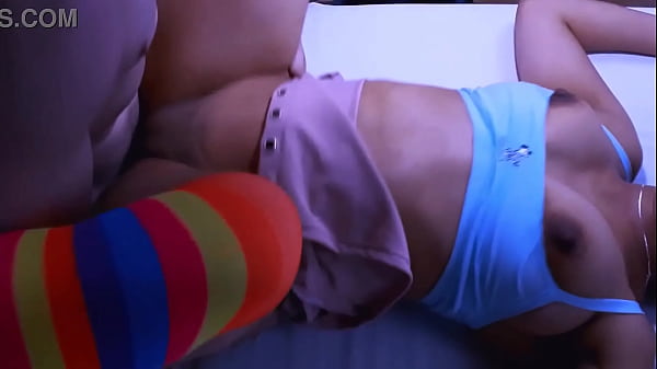 La hijastra se quejaba constantemente de dolor cuando intentaban tener relaciones sexuales, pero él sabía que era porque estaba tan apretada que necesitaba tiempo para acostumbrarse.