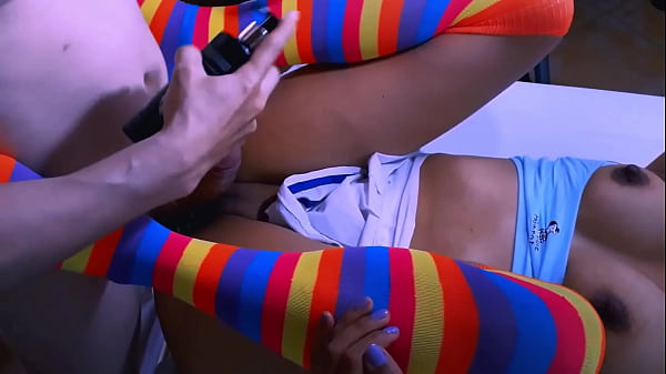 Die Stiefmutter ihrer Freundin hatte sich kürzlich scheiden lassen und suchte Trost in den Armen eines Mannes, der viel jünger war als sie, und als sie allein in der Wohnung waren, gab sie sich ihm hemmungslos hin.