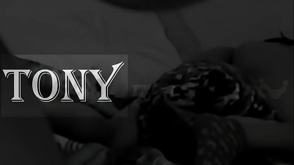 Je me suis trompé de trou, j'ai pris ma copine pour son amie et je l'ai baisée pendant qu'elle pique-nique. Tout se passait bien jusqu'à ce que ma copine arrive et frappe à la porte, mais j'avais déjà quitté son trou dégoulinant de crème.