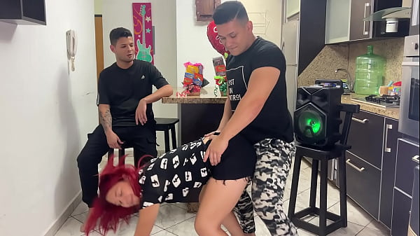 Il migliore amico della mia ragazza balla con lei in modo molto perverso strofinandole il cazzo nel culo e la mia ragazza sembra divertirsi, non rispetta il fatto che io sia davanti