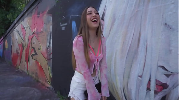 Agente Público - Profissional do sexo colombiana na Europa com corpo tenso, piercings nos mamilos e tatuagens concorda em fazer sexo ao ar livre