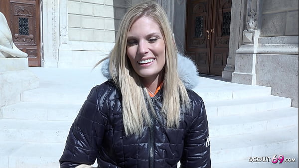 La splendida ragazza teenager si spoglia da adolescente