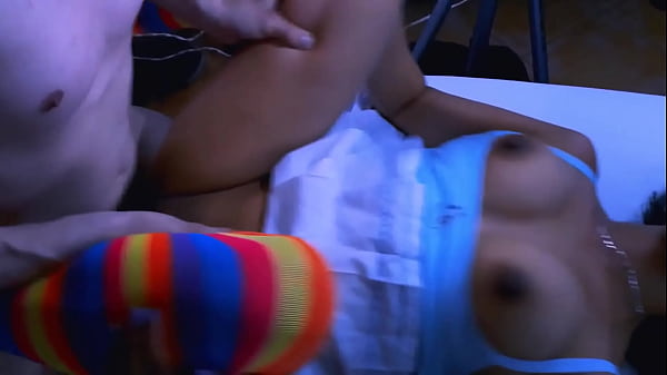 Hermosa adolescente se burla de adolescente