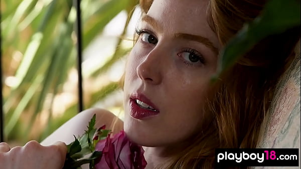 La nena de piernas largas Erna Ohara se desnuda y se lava el coño pelirrojo