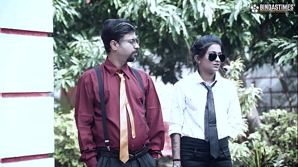 Die sexy Haushändlerin Sudipa versucht ihren Immobilienkäufer zu beeindrucken, indem sie ihren Körper hergibt und bekommt riesige Cumshots auf ihre Titten