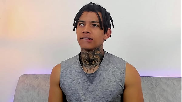 Una teenager amatoriale esegue un video