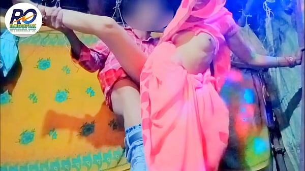 Cô hầu gái trong làng, chị dâu và anh rể, đụ với ngựa cái trong chuồng, nhấc hết người lên và đụ bằng chân, giọng Hindi.