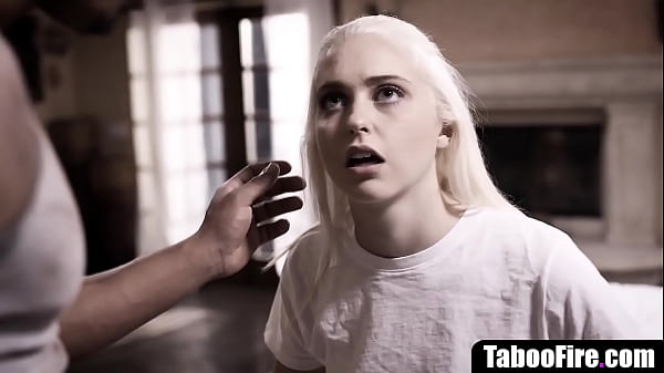 Naives junges blindes Mädchen von gruseligem schwarzen Mann entjungfert