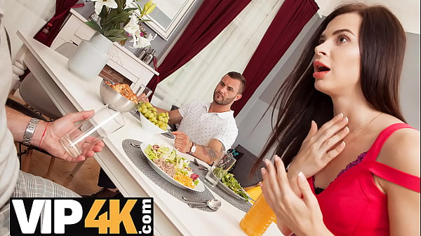 HUNT4K. Babe kennt den Schwanz ihres Mannes und möchte den seines Kumpels ausprobieren