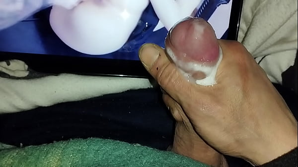 La bella ragazza teenager posa in dilettante