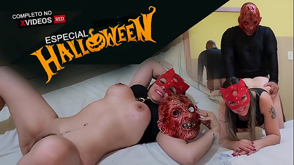 Corno Manso ha messo in palio la figa e il culo di sua moglie, il vincitore gli ha scopato un piede - Speciale Halloween - Cristina Almeida - Lotteria 4 | Completa in ROSSO!