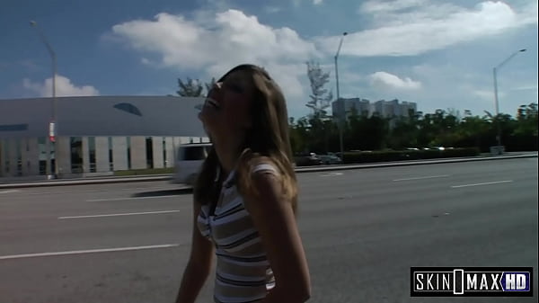 Morgan si fa riempire la sua piccola fica.