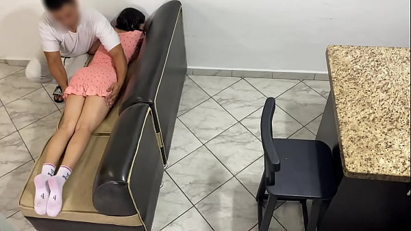 मेरे चाचा ने मुझसे कहा कि वह मेरी मालिश करेंगे और मेरी चूत को छूने लगे लेकिन इससे मैं उत्तेजित हो गई