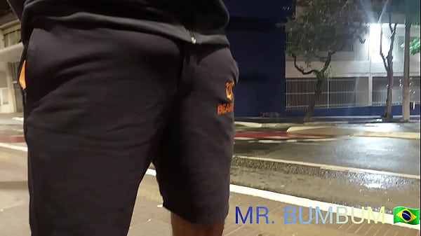 DADDY BEAR AL PUNTO DI &Ocirc_NIBUS CON UN CAZZO DURO PORTA LA PICCOLA CAGNA A CASA E DÀ ALLA CAGNA UN CAZZO DI CAZZO (COMPLETO SU ROSSO)