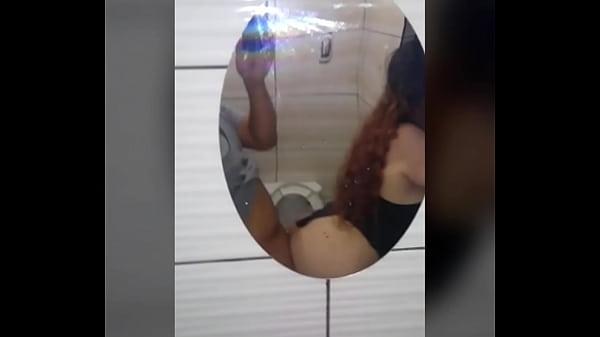 SEXO PÚBLICO La acabo de conocer en una fiesta del colegio y terminé teniendo sexo con ella en el baño.