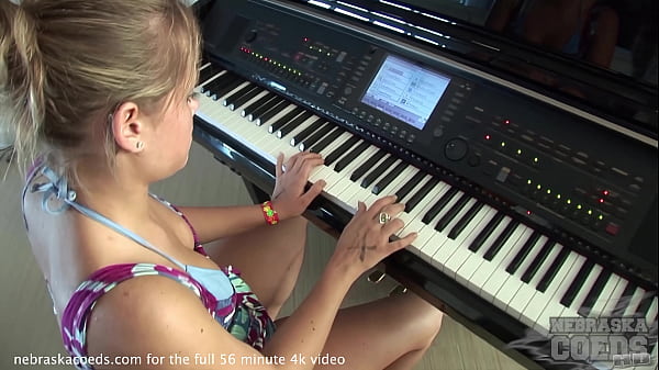 ragazze di una confraternita del college nude casualmente nella casa sulla spiaggia