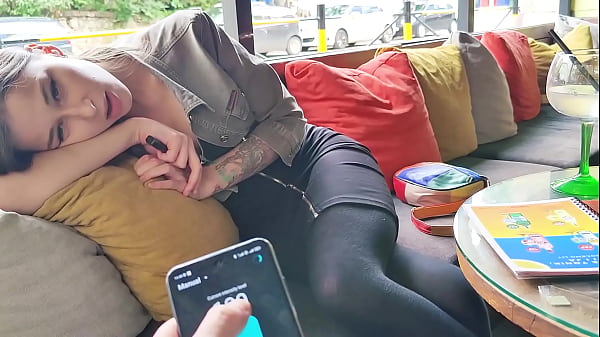 Schöner Teenager führt Teenager auf