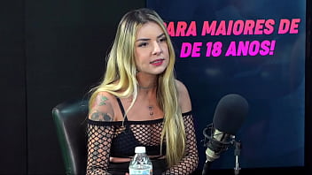 La dolce ragazza si spoglia