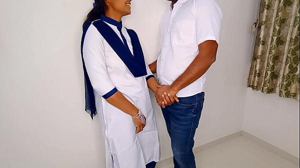 Fai restare Komal nell'aula della scuola e fai sesso