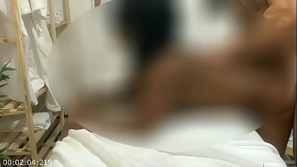 Nymphette noire chaude ayant des orgasmes pour la première fois avec un massothérapeute - VRAIE VIDÉO