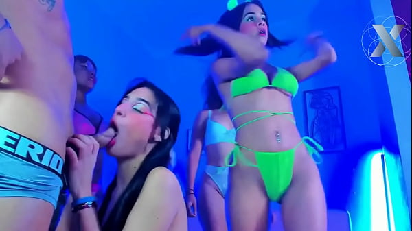 Bella ragazza teenager posa a latina