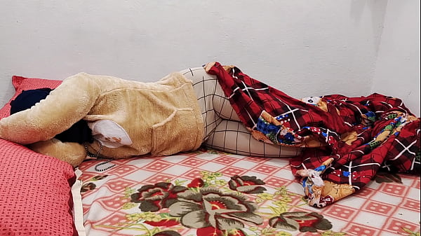 Petite amie indienne sucée durement et baise du sperme sur ses aisselles