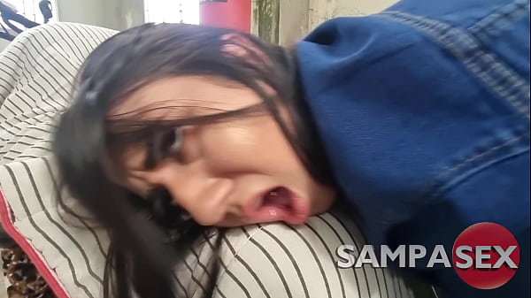 Bella teenager stuzzica l'anale