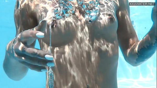 La pornostar europea bionda con tette piccole Zazie nuota nuda