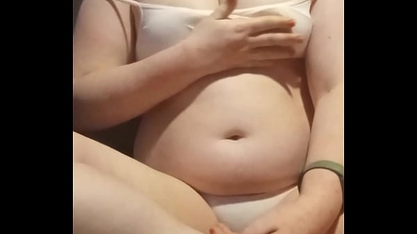 可爱的少女在大奶中挑逗