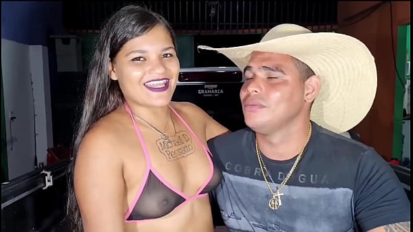 Tigress fa sesso con un fan_ Cowboy di Vg sul tetto della macchina, il marito non ce la fa e va in diretta anche lui e riempie di sperma il viso e la bocca della ragazza cattiva (trailer)