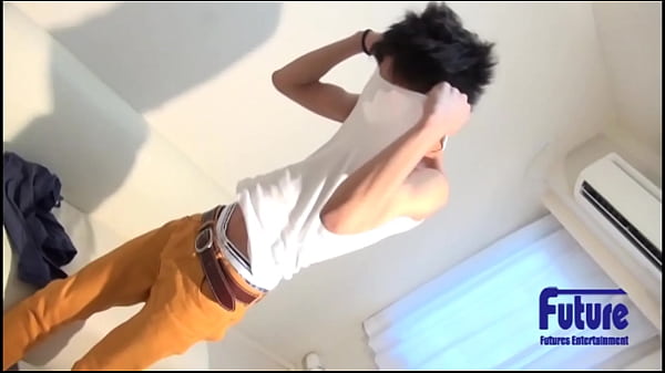 Un frais jeune de 18 ans aux yeux grands et ronds réagit avec sensibilité à son premier mâle !