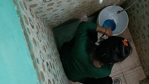 Atemberaubendes junges Mädchen tritt auf