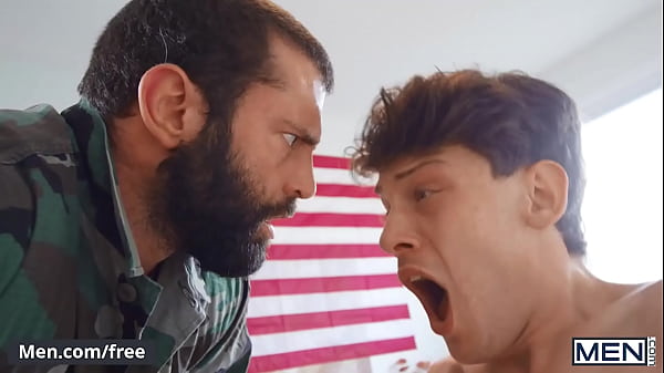Jovencito cachondo (Edward Terrant) adora jugar con consoladores y que le follen duro el culo (Markus Kage) - Hombres