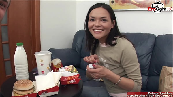 Khiêu dâm hậu môn với một đĩ tóc nâu busty và với sữa và thức ăn