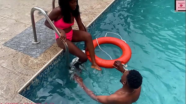 Sehen Sie sich das wilde, exotische Teenie-Video an