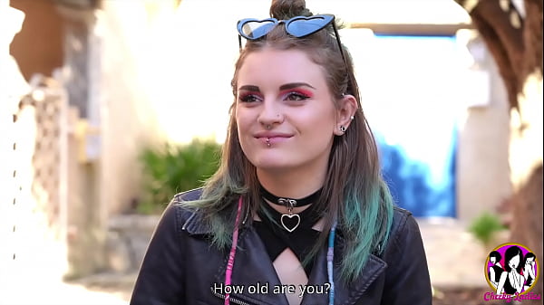 Leidenschaftliches Teenie-Mädchen hat Spaß beim Analsex