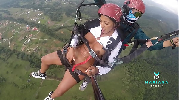 La actriz de ébano número uno de Colombia Mariana Martix se lanza en parapente masturbándose desnuda