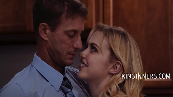 Era giovane, più stretta e assomigliava proprio a sua madre | Parenti