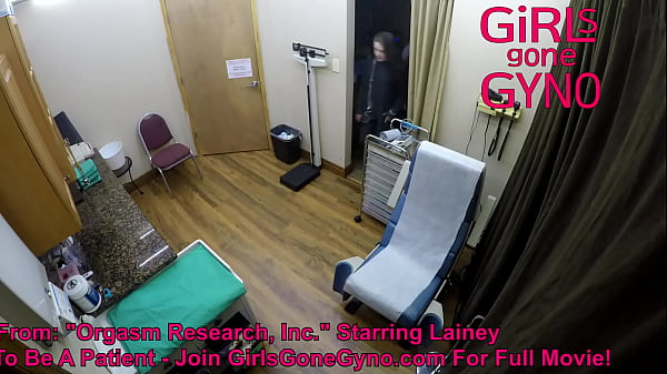 La giovane ragazza appassionata si spoglia