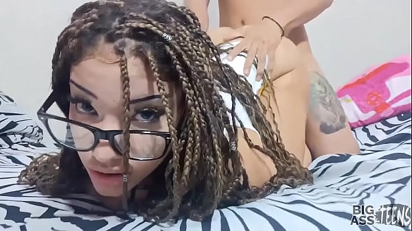 Perverser Stiefbruder masturbiert vor seinen Augen, während er ihn erwischt, ihn morbos macht und ihm ihre Muschi und ihren Arsch leiht und ihm in den Mund spritzt. Xvideos Big Ass