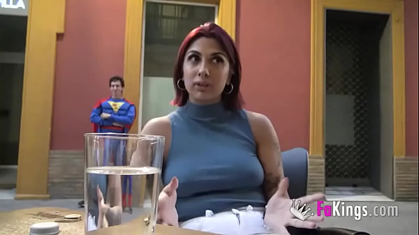 Una ragazza dai capelli rossi fa un fantastico debutto porno con uno sporco Superman