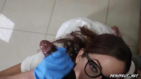 Il dottore spinge l'esame troppo oltre