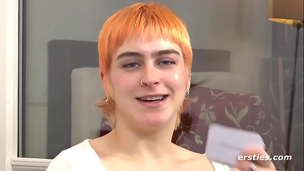 Ersties: Geile deutsche Azubi masturbiert lecker vor der Kamera