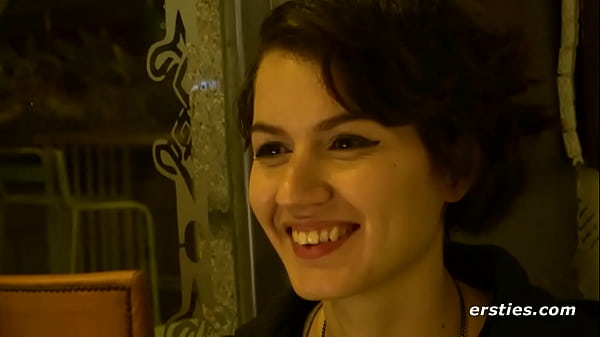 Ersties: Diese süße, zierliche Brünette liebt Seil-Bondage und Masturbieren